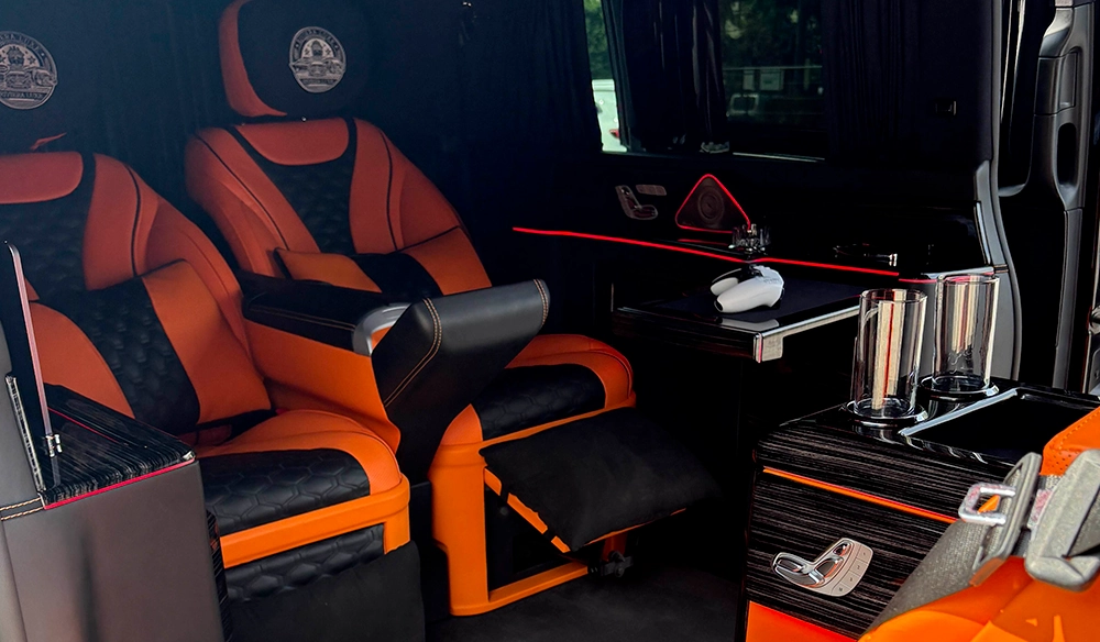 Intérieur du van Hermès, le chauffeur